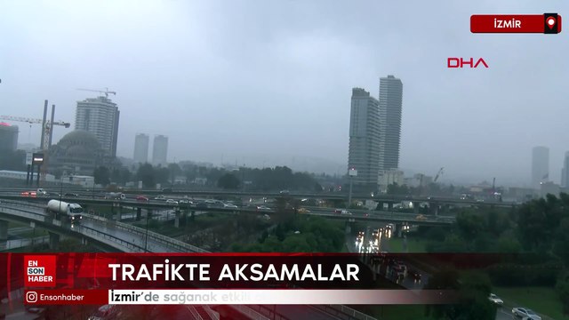 İzmir’de sağanak ve fırtına nedeniyle yollar göle döndü