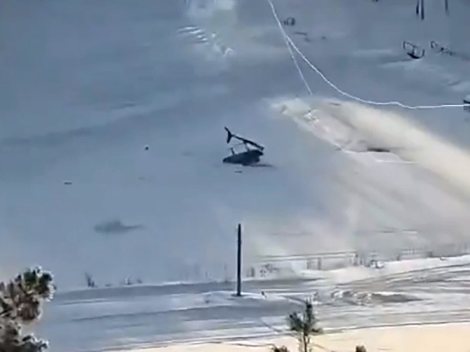 Hubschrauber fliegt in Skilift und stürzt ab - zwei Tote