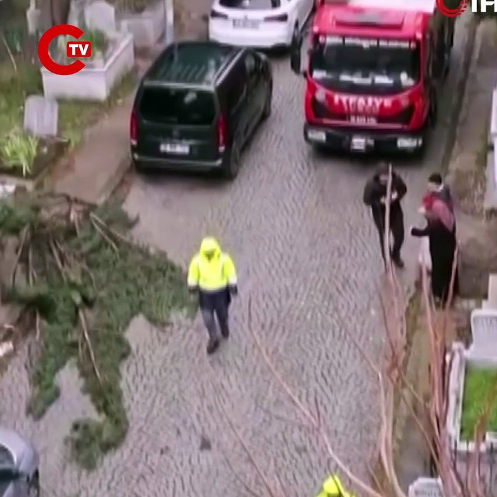 Bursa'yı lodos vurdu Tellere takılan poşet binlerce kişiyi yolda bıraktı!