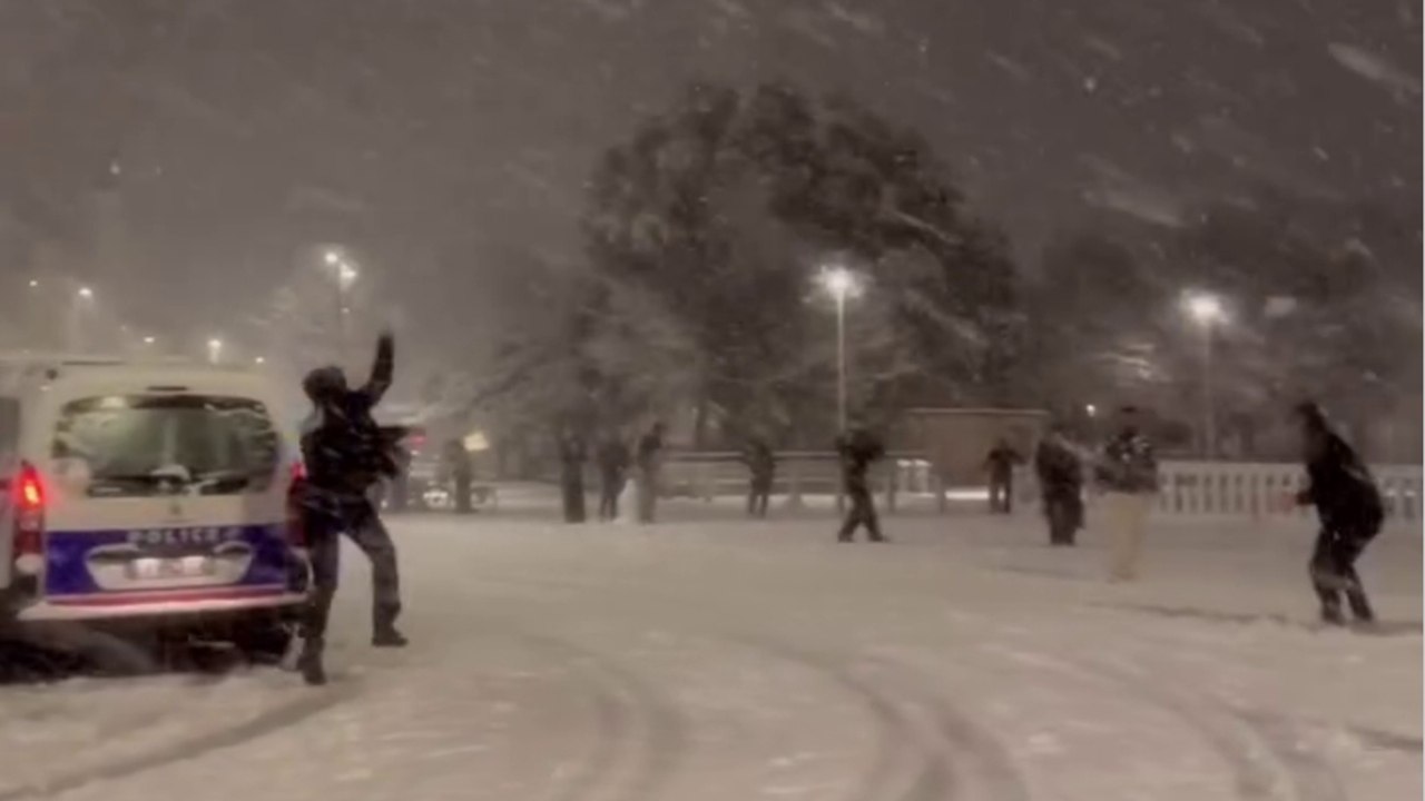 È virale la battaglia di palle di neve tra poliziotti e cittadini francesi