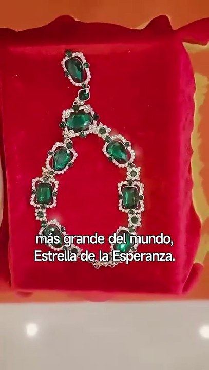 Fachadas que se Desvanecen Amor más Allá del Contrato (Doblado)