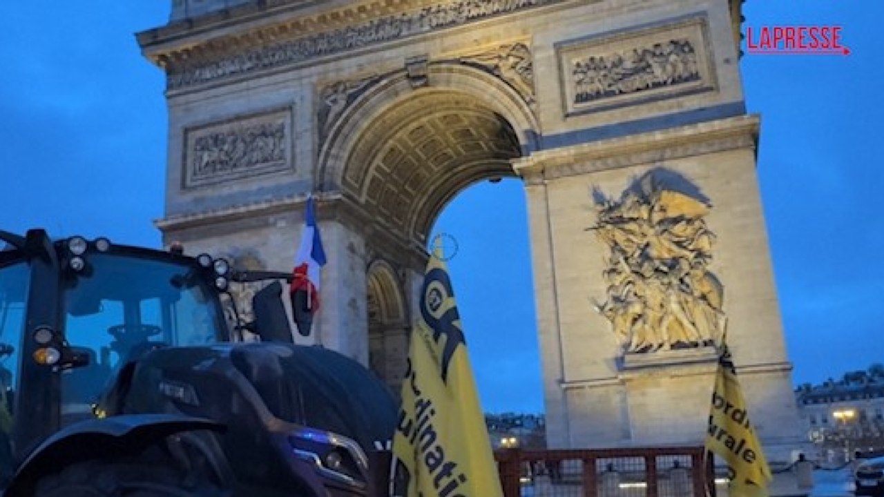 I trattori davanti all'Arc de Triomphe: la protesta degli agricoltori contro l'accordo Ue-Mercosur