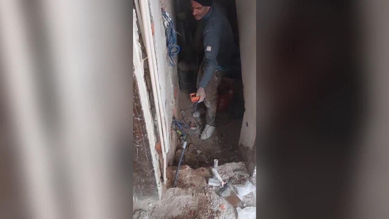 Hassan Matried al lavoro nella casa dell'uomo arrestato per il suo omicidio