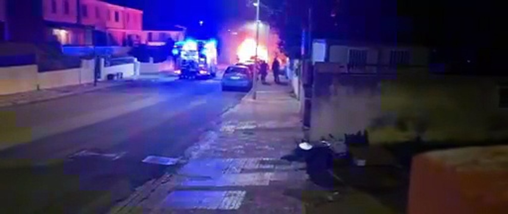 Paura a Porto Torres, un furgone e due auto distrutti dalle fiamme