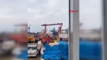 Tuzla'da tersaneler bölgesinde vinç böyle devrildi