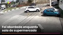 Câmera de segurança registra momento em que ladrões abandonam carro após sequestro de mulher em SP