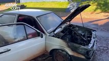 Carro pega fogo no bairro Maria Luiza em Cascavel