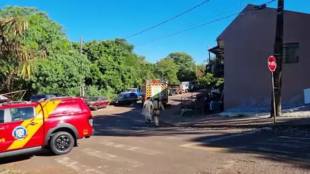 Em surto, homem pula por telhados de residências e ameaça se jogar de sobrado