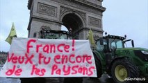 Parigi, protesta dei trattori dalla Torre Eiffel all'Arco di Trionfo