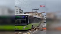 Çatıdan kopan tahta parçası belediye otobüsüne saplandı