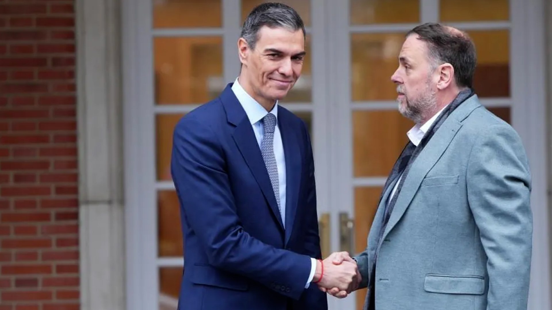 En un encuentro in�dito en el Palacio de la Moncloa, el presidente del Gobierno, Pedro S�nchez, y el l�der de ERC, Oriol Junqueras, han sellado un acuerdo clave en materia de financiaci�n auton�mica. Tras una reuni�n de algo m�s de una hora, Junqueras anunci� un pacto que supondr� para Catalu�a una entrada de entre 4.700 y 5.000 millones de euros adicionales.