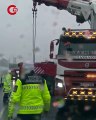 Kuzey Marmara Otoyolu'nda şiddetli fırtına nedeniyle iki tır devrildi