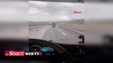 Kocaeli'de fırtına nedeniyle TIR'ın devrildiği an kamerada