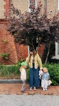 Autumn outfits 🍂 When all your effort went into dressing your children and you are due a hair wash and have no makeup on 🤣 Ottie: Cap - @wearetoddies (ad/gift) Jumper - @claude_and_co Leggings - @nextofficial Shoes - @_bobochoses_ Neck scarf