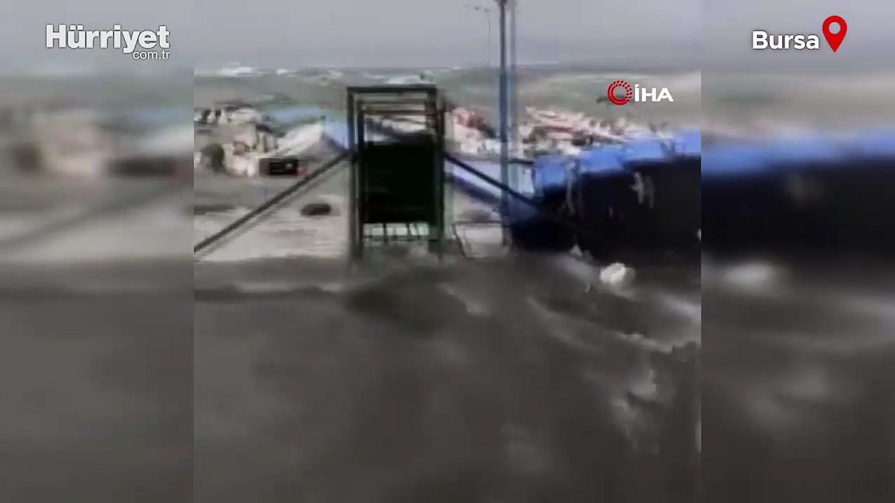Bursa'da fırtına sebebiyle kara ile deniz birleşti, tekneler battı!