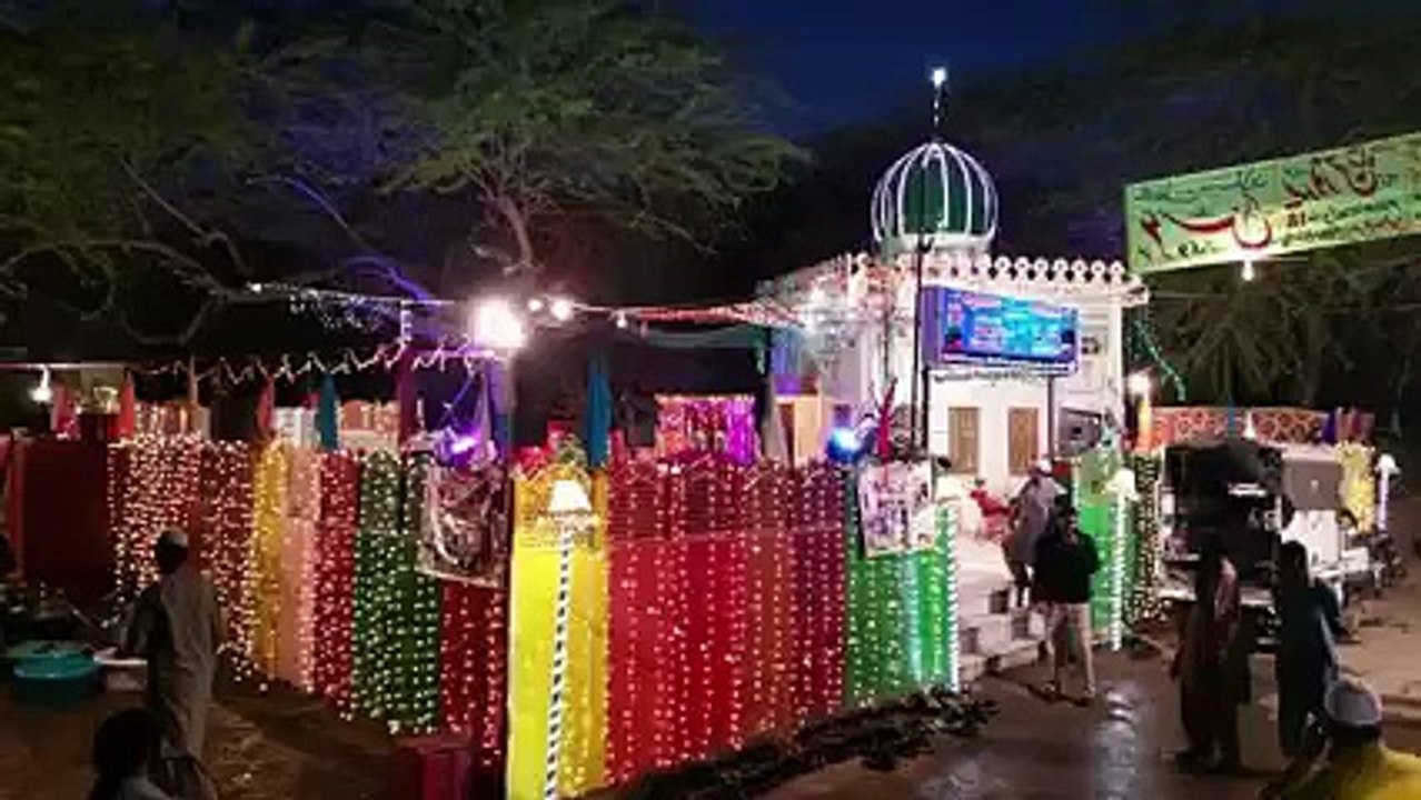 قدم قدم پہ بچھے ہیں گلاب پلکوں کے چلے بھی آؤ کہ ہم انتظار کرتے ہیں