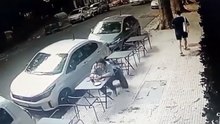 Así se desprendió el vidrio de un balcón y cayó sobre un hombre que estaba sentado en un bar de Palermo
