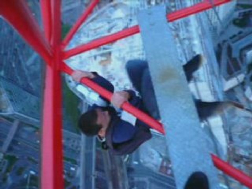 DES FOUS FONT DES TRACTIONS SUR UNE GRUE