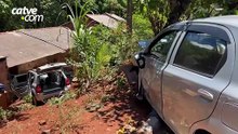 Carro desce barranco e atinge muro de casa no Cancelli