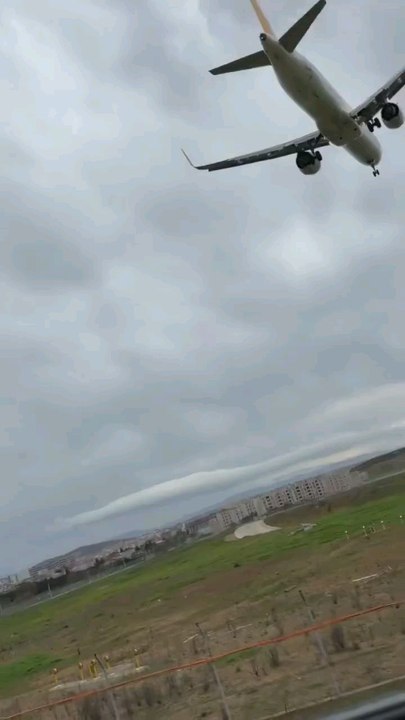 🛑Sabiba gökçen havalimanı'na inmeye çalışan pegasus uçağı yürekleri ağza getirdi.
