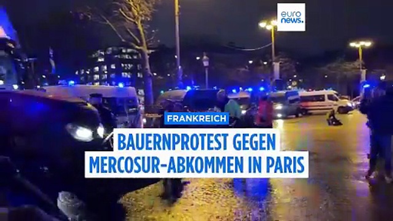 Wütende bauern in frankreich: traktoren unter dem triumphbogen