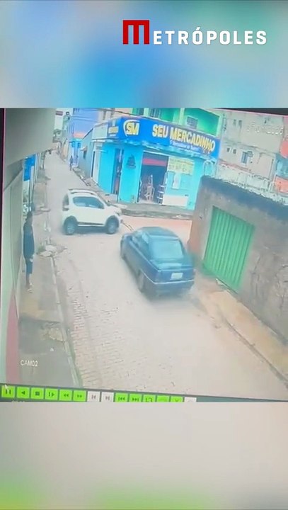 Dois homens são presos após perseguição e colisão com carro furtado