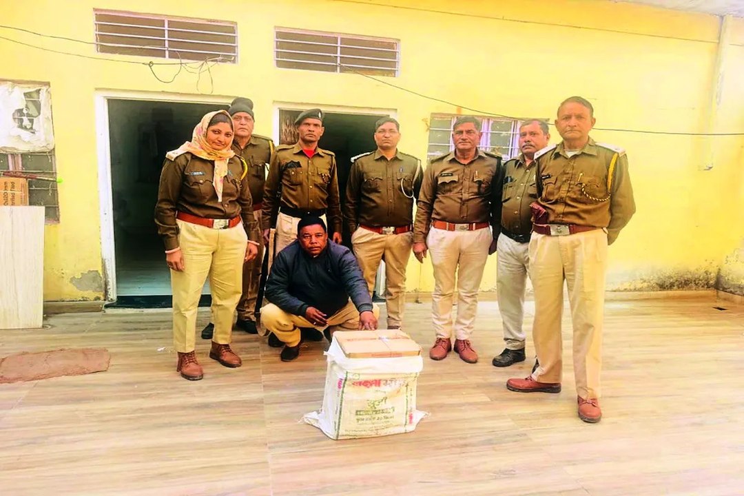 दो शराब तस्कर गिरफ्तार, अवैध शराब जब्त ... देखे...