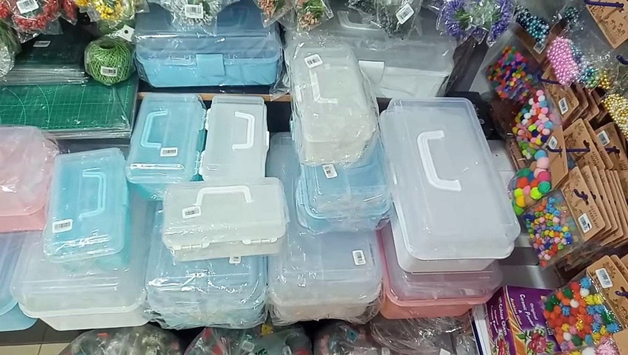 Plastic tool box for art material
