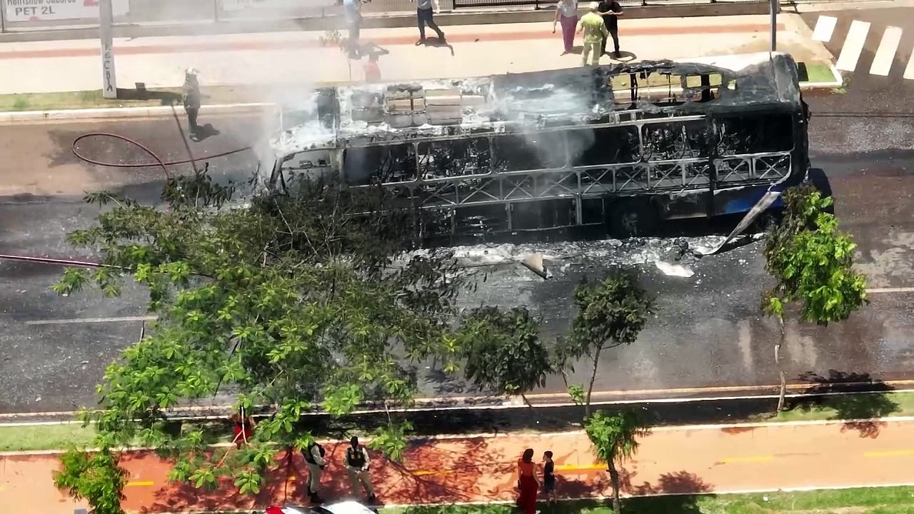 Ônibus com trabalhadores pega fogo em Londrina