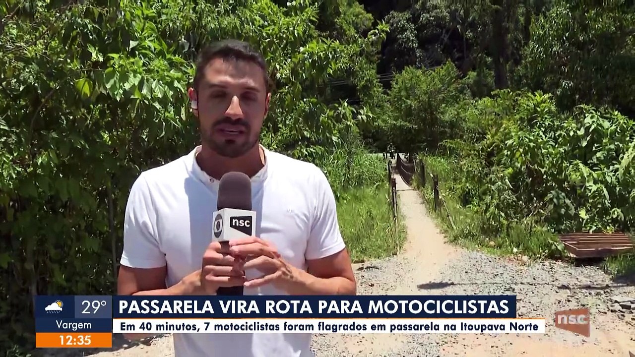 Reportagem flagra ao vivo motociclista cortando caminho por passarela de madeira em Blumenau