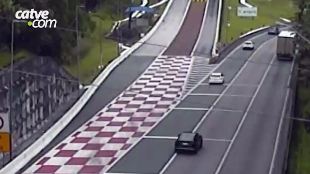 Caminhão usa área de escape após falha nos freios na BR-376, em Guaratuba