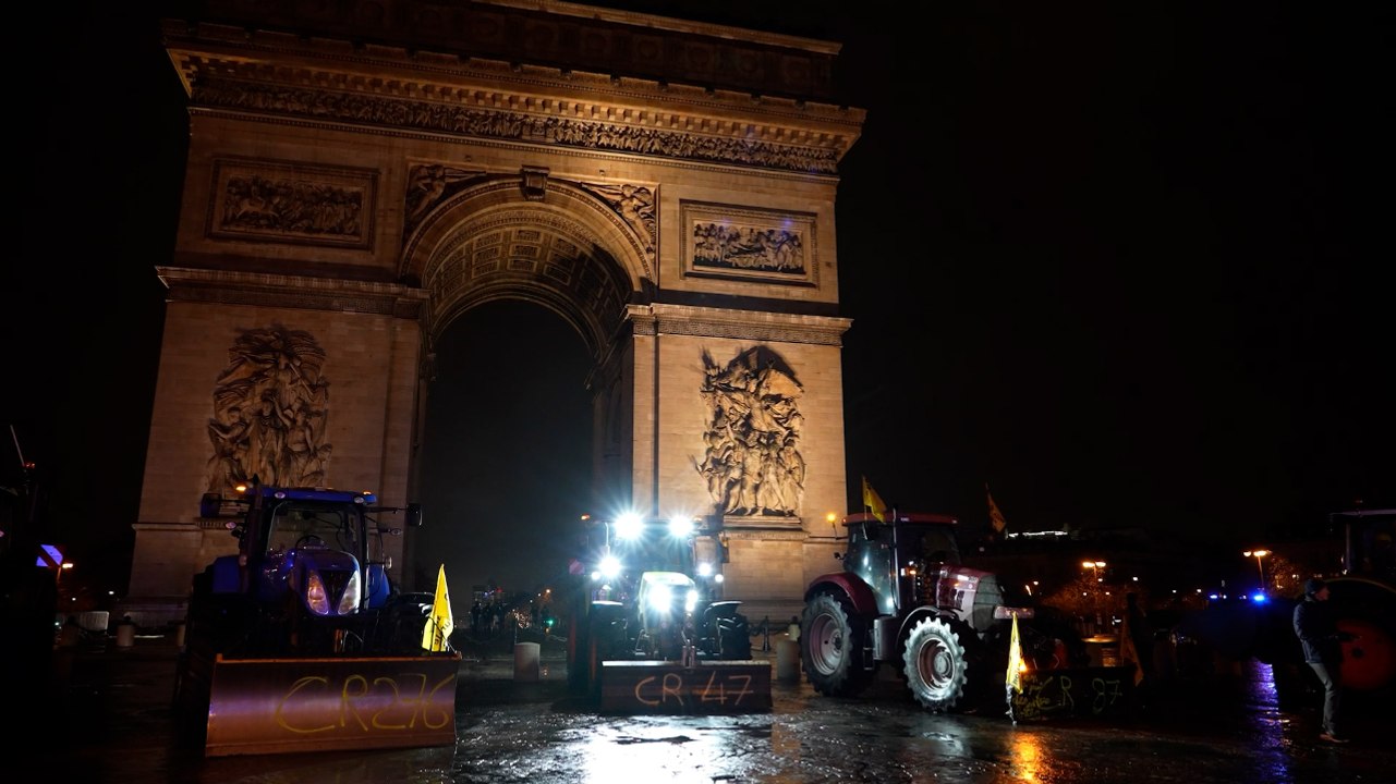 Barrages déjoués, tracteurs dans Paris... le coup de force des agriculteurs en colère