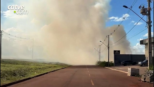 Incêndio em vegetação provoca fumaça intensa às margens da PR-486, em Cascavel