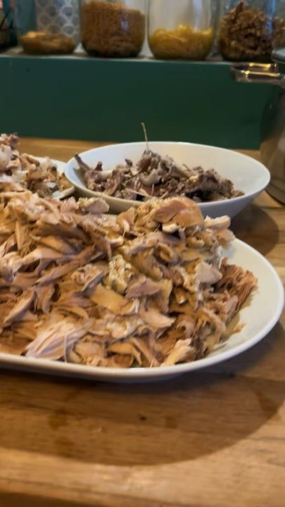 Prenez le temps de bien palper la viande pour éviter les os, ça peut perforer l’intestin ! ❌