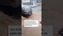 Vídeo mostra passageiros em teto de ônibus após temporal deixar veículo ilhado em SP #shorts