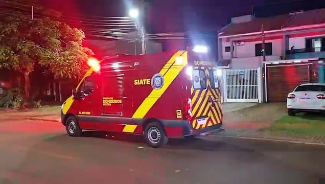 Mulher é socorrida pelo Siate após sofrer queda dentro de casa no Bairro Tropical