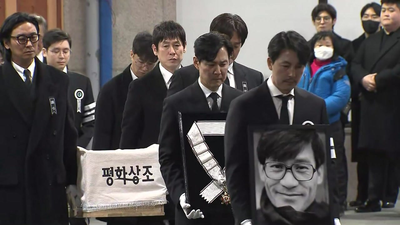 고 안성기 배우 발인식...국민배우 영원히 잠들다 [앵커리포트] / YTN