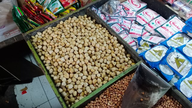 Harga Kemiri dan Sayur-Mayur di Pasar Ciputat Melonjak