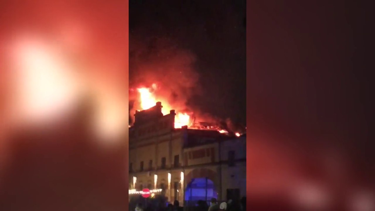 Incendio Romano, edificio in fiamme e abitazioni sgomberate
