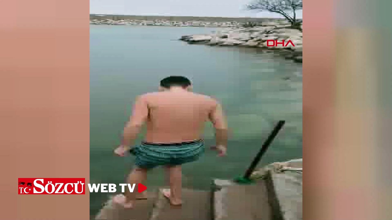 Soğuk havaya aldırmadan denize girip, yüzdü