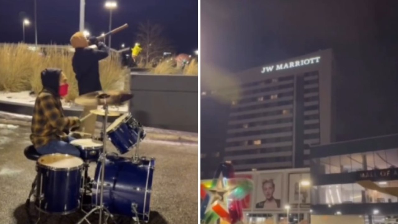 Minneapolis, la protesta davanti all'hotel degli agenti Ice: rumore tutta la notte per non farli riposare