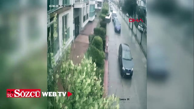 Fırtınada kökünden sökülen ağaç devrildi; o anlar kamerada