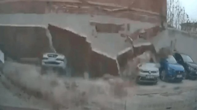 Eskişehir'de kuvvetli rüzgar nedeniyle duvar araçların üzerine devrildi; o anlar kamerada
