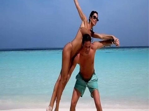 Federica Nargi, le acrobazie in spiaggia con Alessandro Matri