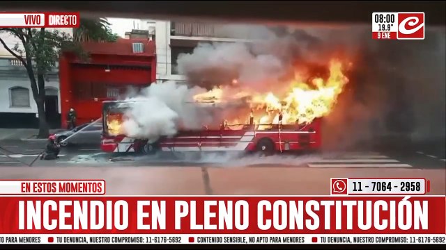 Se prendió fuego un colectivo en pleno barrio porteño de Constitución