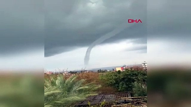 Hatay'da hortum paniği: Dev hortumun oluşturduğu fırtınada deniz kıyı şeridini dövdü!
