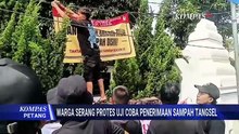 Gelar Demo, Mahasiswa Buang Sampah di Halaman Pemkot Tangsel Sebagai Bentuk Protes