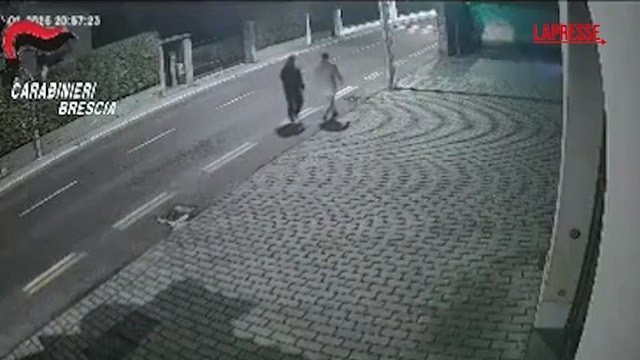 Brescia, investe due pedoni e fugge: le terribili immagini dell'incidente
