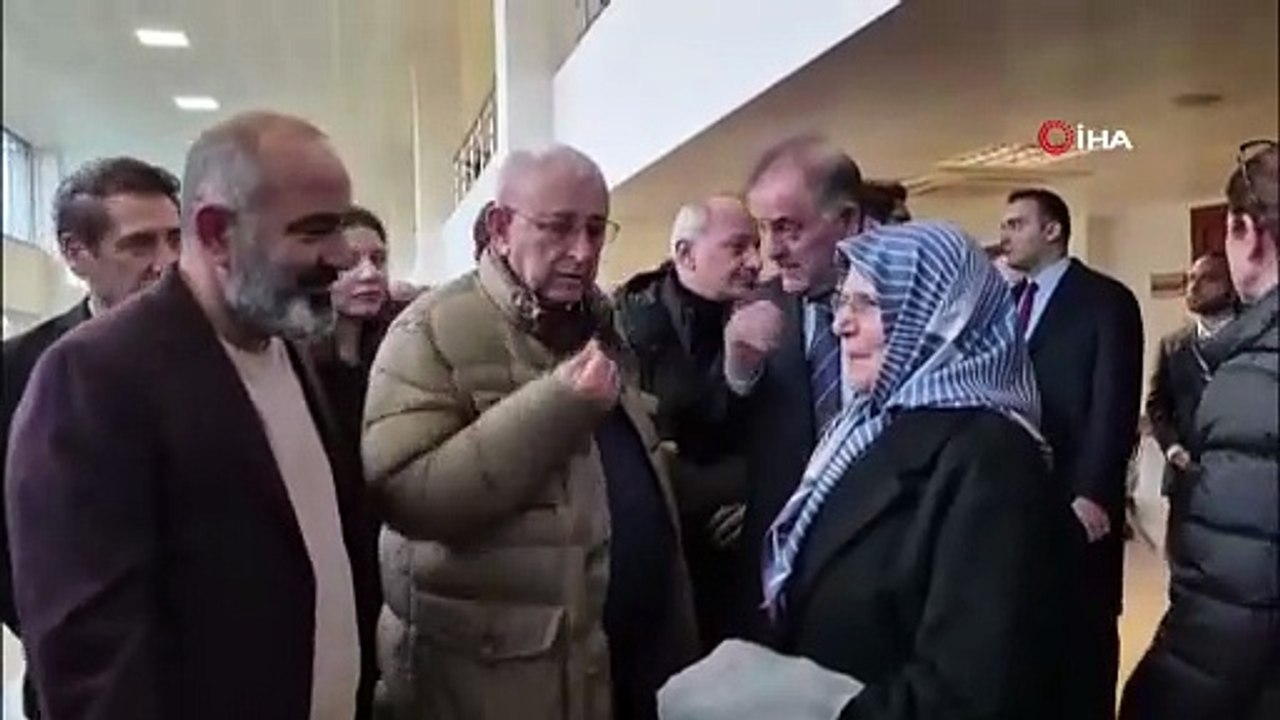 İstanbul Büyükşehir Belediye Başkanlığı görevinden uzaklaştırılarak tutuklanan Ekrem İmamoğlu’nun dosya üzerinden yapılan tutukluluk incelemesinde tutukluluk halinin devamına karar verildi. Öte yandan yolsuzluk davasında tutuklu bulunan di