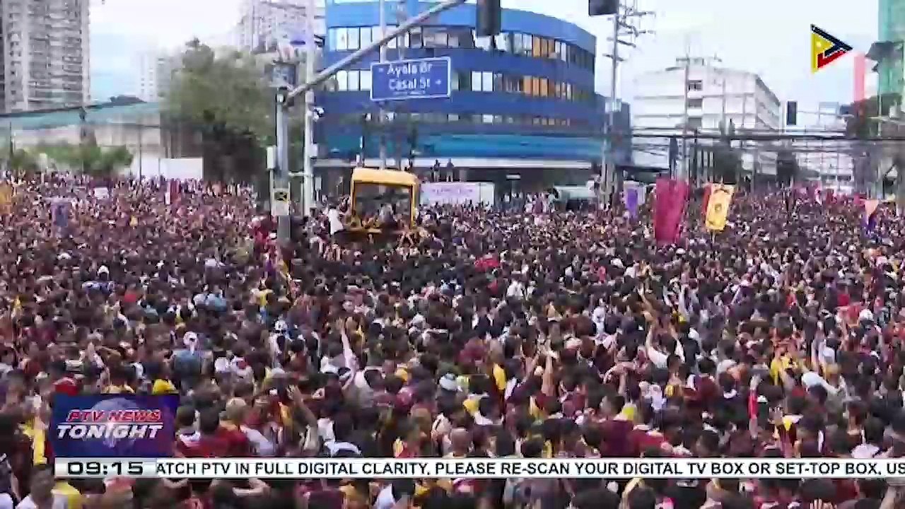 Devotees converge at Ayala Bridge to witness, touch the andas